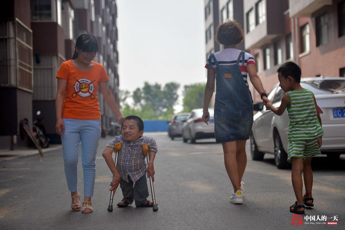 Ngôn tình đời thực của cặp đôi vợ cao, chồng thấp 80cm - Ảnh 3. Ngôn tình đời thực của cặp đôi vợ cao, chồng thấp 80cm - Ảnh 3.