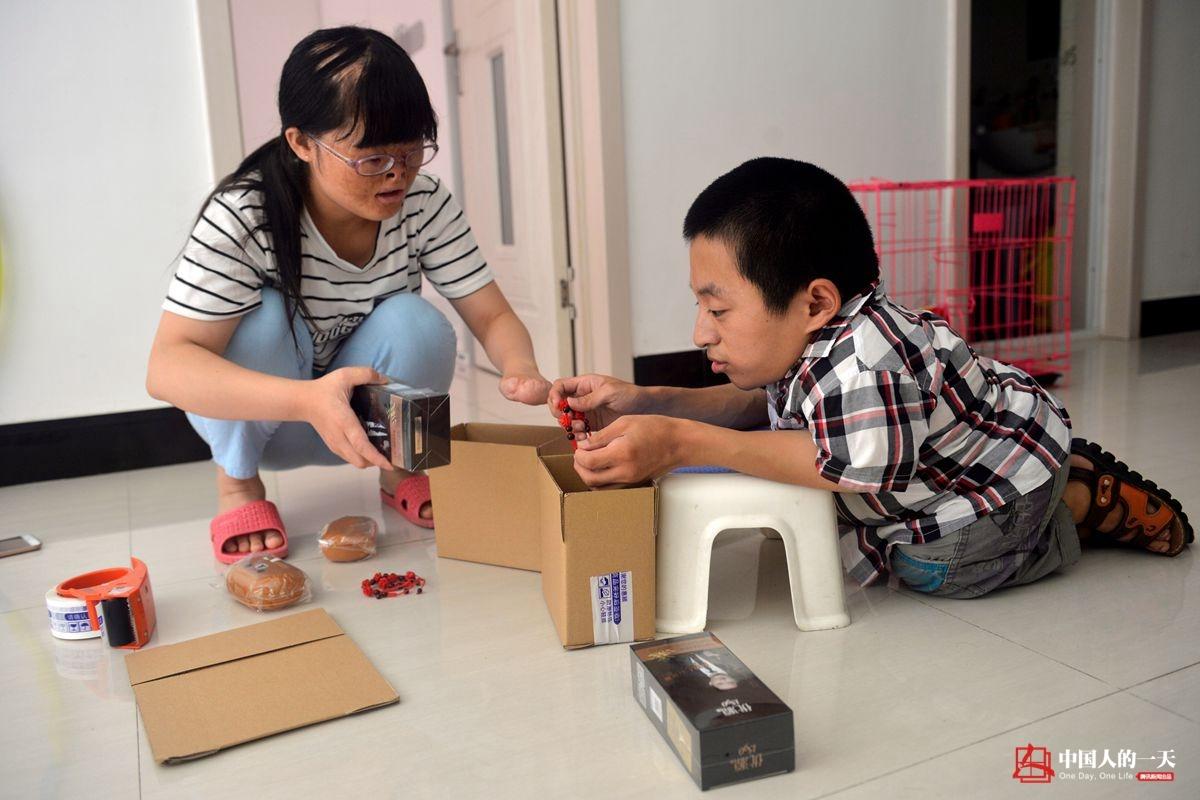 Ngôn tình đời thực của cặp đôi vợ cao, chồng thấp 80cm - Ảnh 6. Ngôn tình đời thực của cặp đôi vợ cao, chồng thấp 80cm - Ảnh 6.