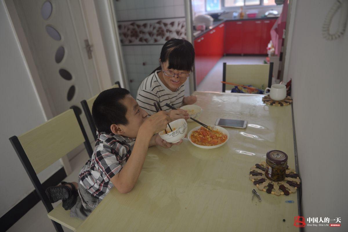 Ngôn tình đời thực của cặp đôi vợ cao, chồng thấp 80cm - Ảnh 4. Ngôn tình đời thực của cặp đôi vợ cao, chồng thấp 80cm - Ảnh 4.