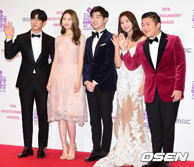 Thảm đỏ MBC Entertainment Awards: Lee Sung Kyung xinh như công chúa, dàn diễn viên khoe ngực sexy - Ảnh 8.