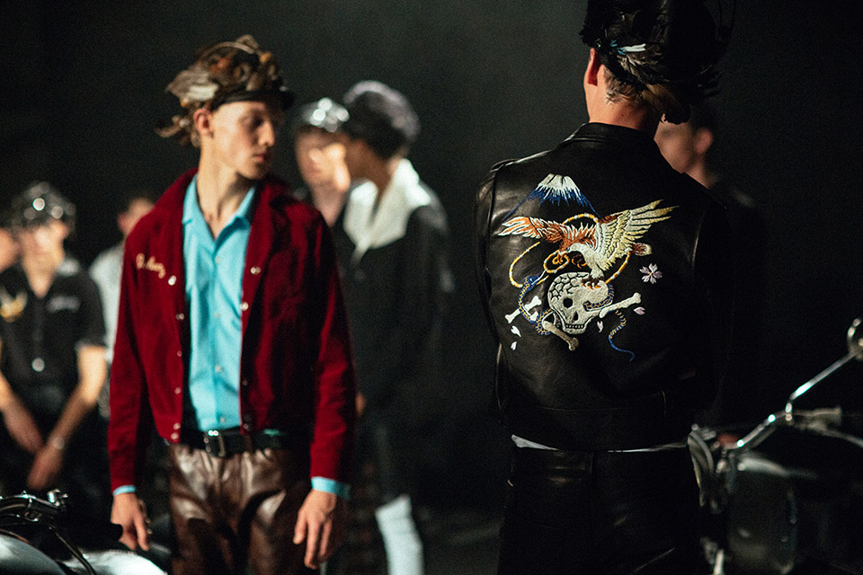 Với khuynh hướng họa máu thêu đặt, bạn sẽ chộ quanh năm là mùa xuân! - Ảnh 9. Với khuynh hướng họa máu thêu đặt, bạn sẽ chộ quanh năm là mùa xuân! - Ảnh 9.