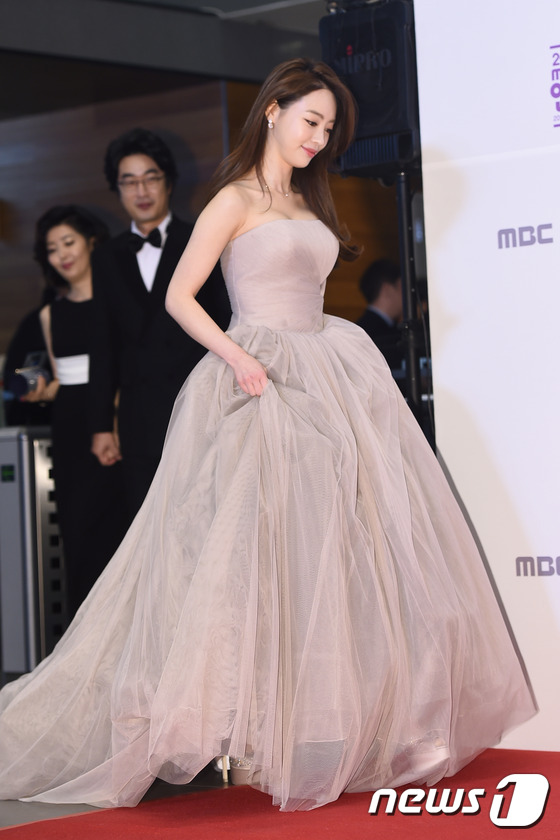 Thảm đỏ MBC Entertainment Awards: Lee Sung Kyung xinh như công chúa, dàn diễn viên khoe ngực sexy - Ảnh 13.