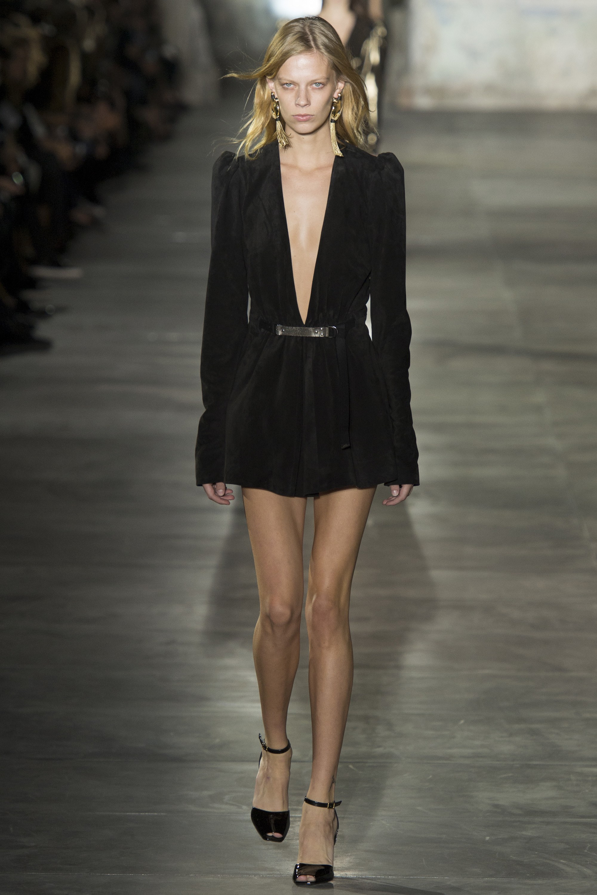 Truy tìm danh tính chàng mẫu nam cân nguyên dàn mẫu nữ trong show Saint Laurent - Ảnh 11. Truy tìm danh tính chàng mẫu nam cân nguyên dàn mẫu nữ trong show Saint Laurent - Ảnh 11.