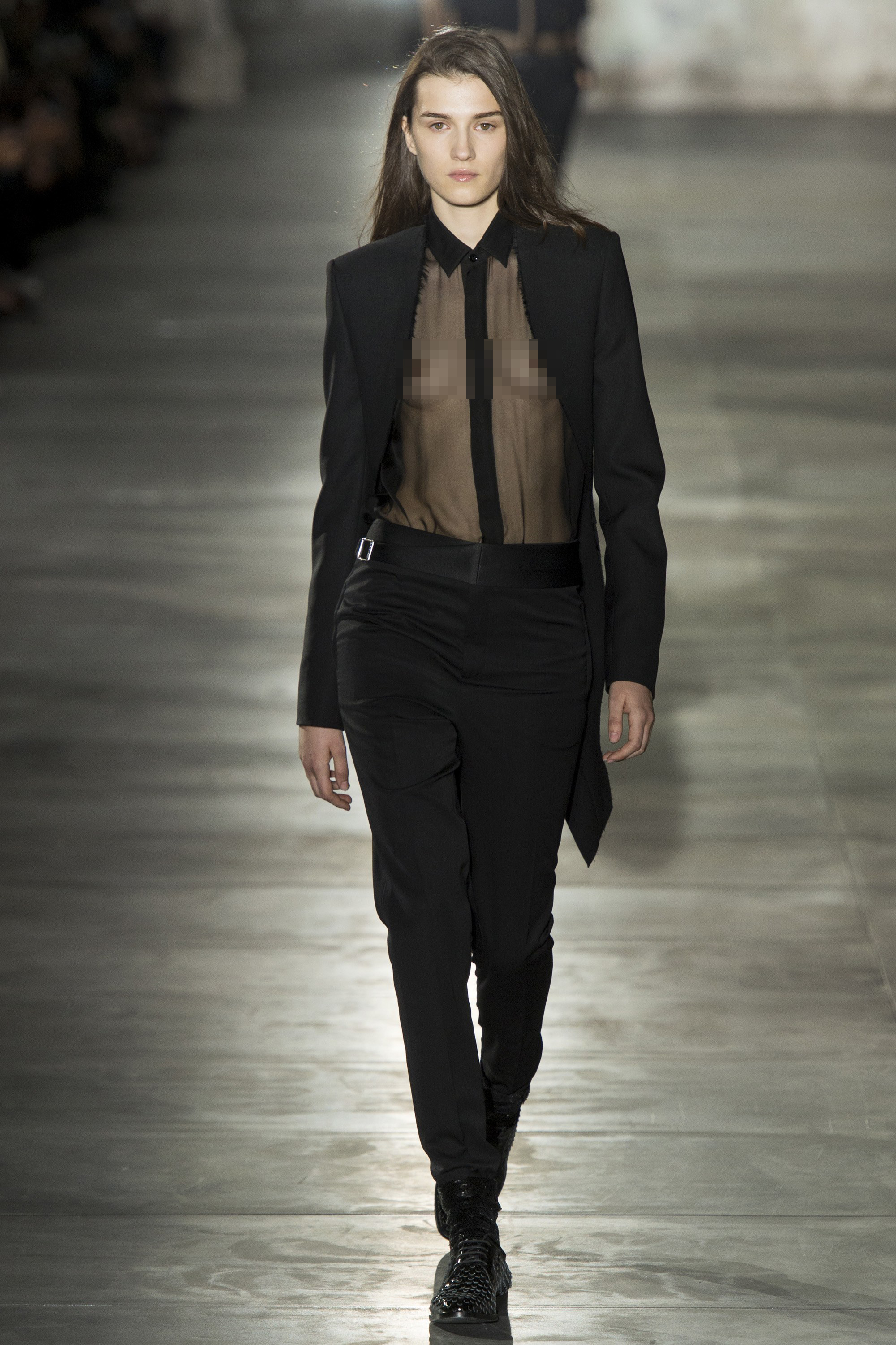 Truy tìm danh tính chàng mẫu nam cân nguyên dàn mẫu nữ trong show Saint Laurent - Ảnh 13. Truy tìm danh tính chàng mẫu nam cân nguyên dàn mẫu nữ trong show Saint Laurent - Ảnh 13.