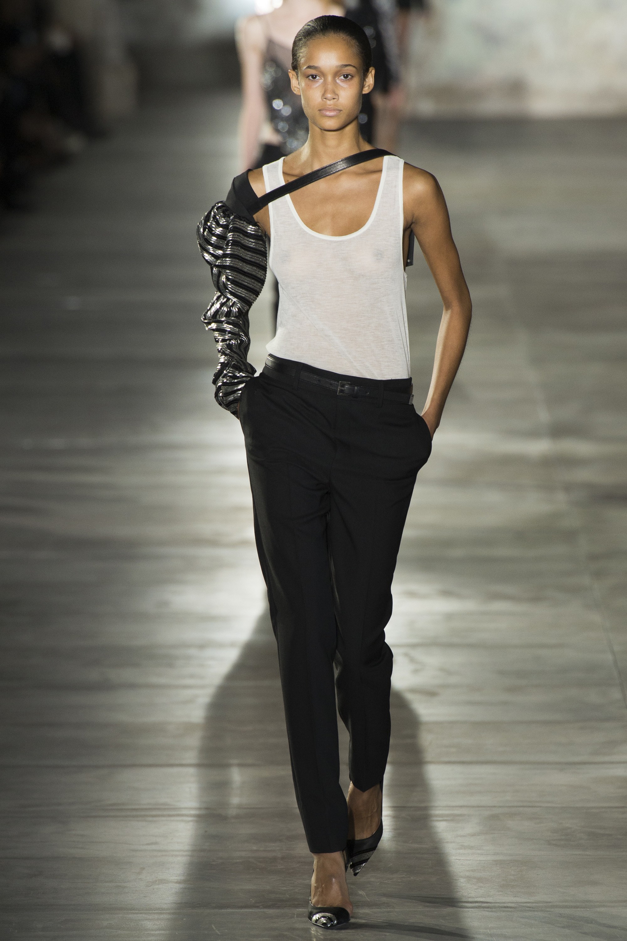 Truy tìm danh tính chàng mẫu nam cân nguyên dàn mẫu nữ trong show Saint Laurent - Ảnh 17. Truy tìm danh tính chàng mẫu nam cân nguyên dàn mẫu nữ trong show Saint Laurent - Ảnh 17.