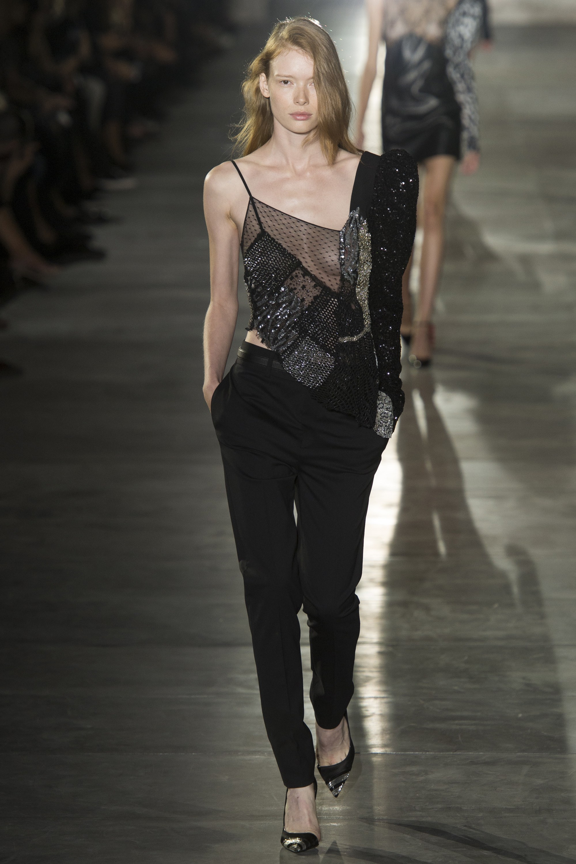 Truy tìm danh tính chàng mẫu nam cân nguyên dàn mẫu nữ trong show Saint Laurent - Ảnh 18. Truy tìm danh tính chàng mẫu nam cân nguyên dàn mẫu nữ trong show Saint Laurent - Ảnh 18.