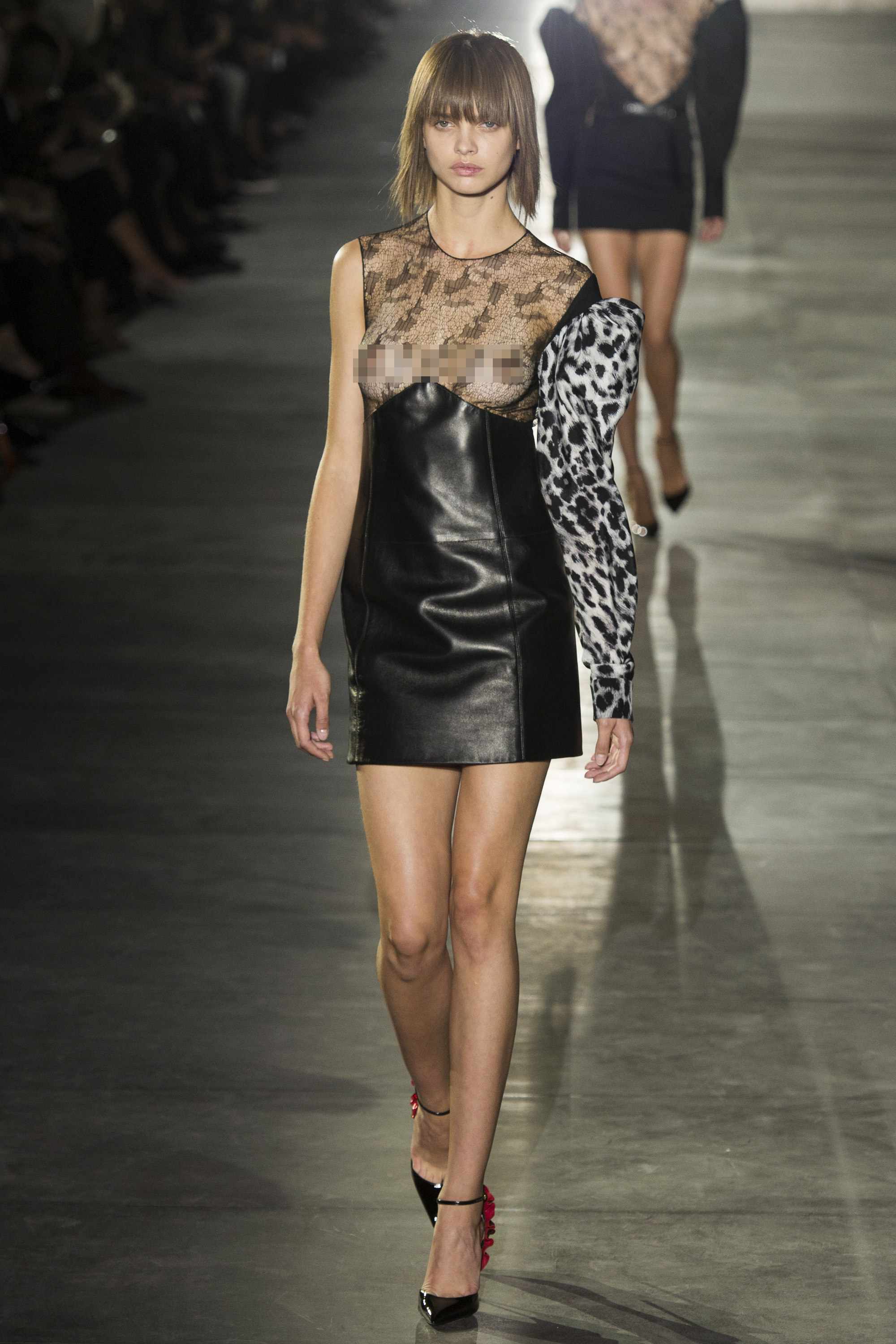 Truy tìm danh tính chàng mẫu nam cân nguyên dàn mẫu nữ trong show Saint Laurent - Ảnh 19. Truy tìm danh tính chàng mẫu nam cân nguyên dàn mẫu nữ trong show Saint Laurent - Ảnh 19.