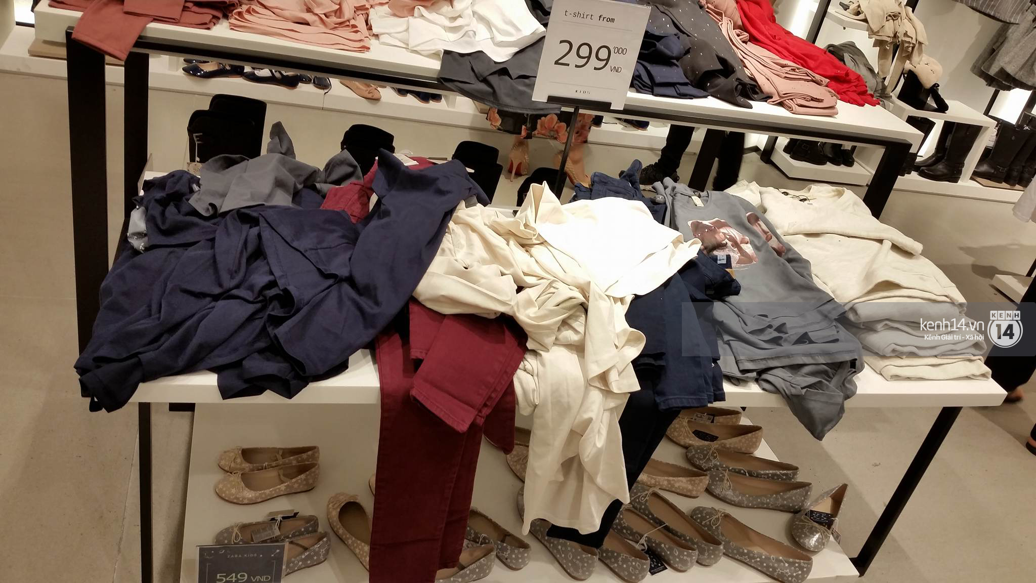 Gần đến giờ đóng cửa, store Zara Việt Nam vẫn đông nghịt, từng hàng dài chờ thanh toán hóa đơn cả chục triệu - Ảnh 13. Gần đến giờ đóng cửa, store Zara Việt Nam vẫn đông nghịt, từng hàng dài chờ thanh toán hóa đơn cả chục triệu - Ảnh 13.