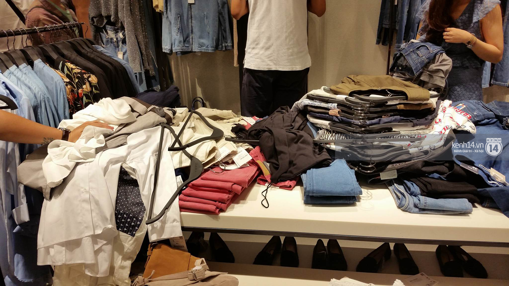 Gần đến giờ đóng cửa, store Zara Việt Nam vẫn đông nghịt, từng hàng dài chờ thanh toán hóa đơn cả chục triệu - Ảnh 15. Gần đến giờ đóng cửa, store Zara Việt Nam vẫn đông nghịt, từng hàng dài chờ thanh toán hóa đơn cả chục triệu - Ảnh 15.