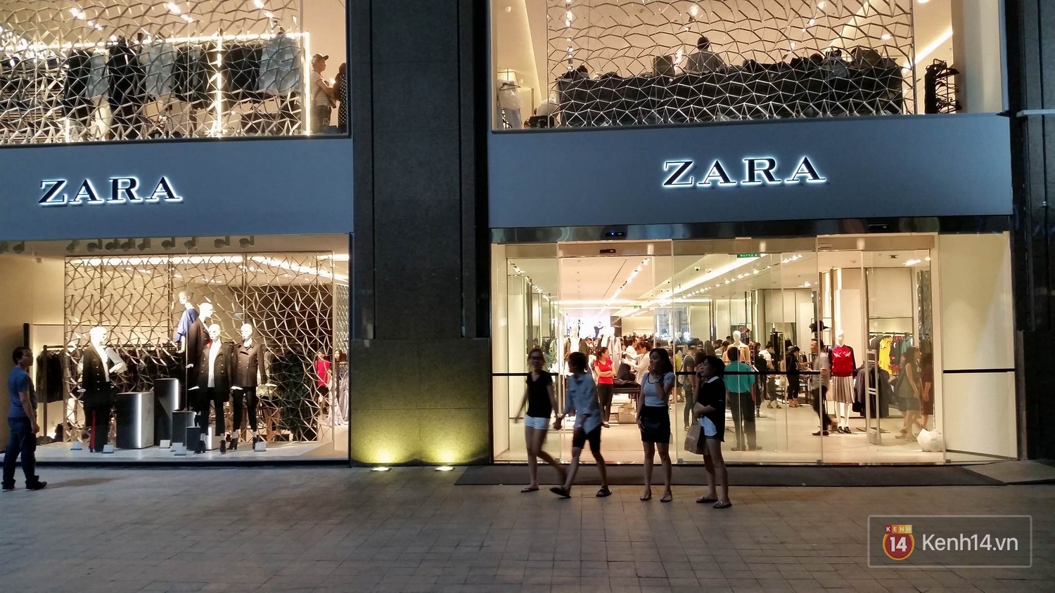 Gần đến giờ đóng cửa, store Zara Việt Nam vẫn đông nghịt, từng hàng dài chờ thanh toán hóa đơn cả chục triệu - Ảnh 22. Gần đến giờ đóng cửa, store Zara Việt Nam vẫn đông nghịt, từng hàng dài chờ thanh toán hóa đơn cả chục triệu - Ảnh 22.