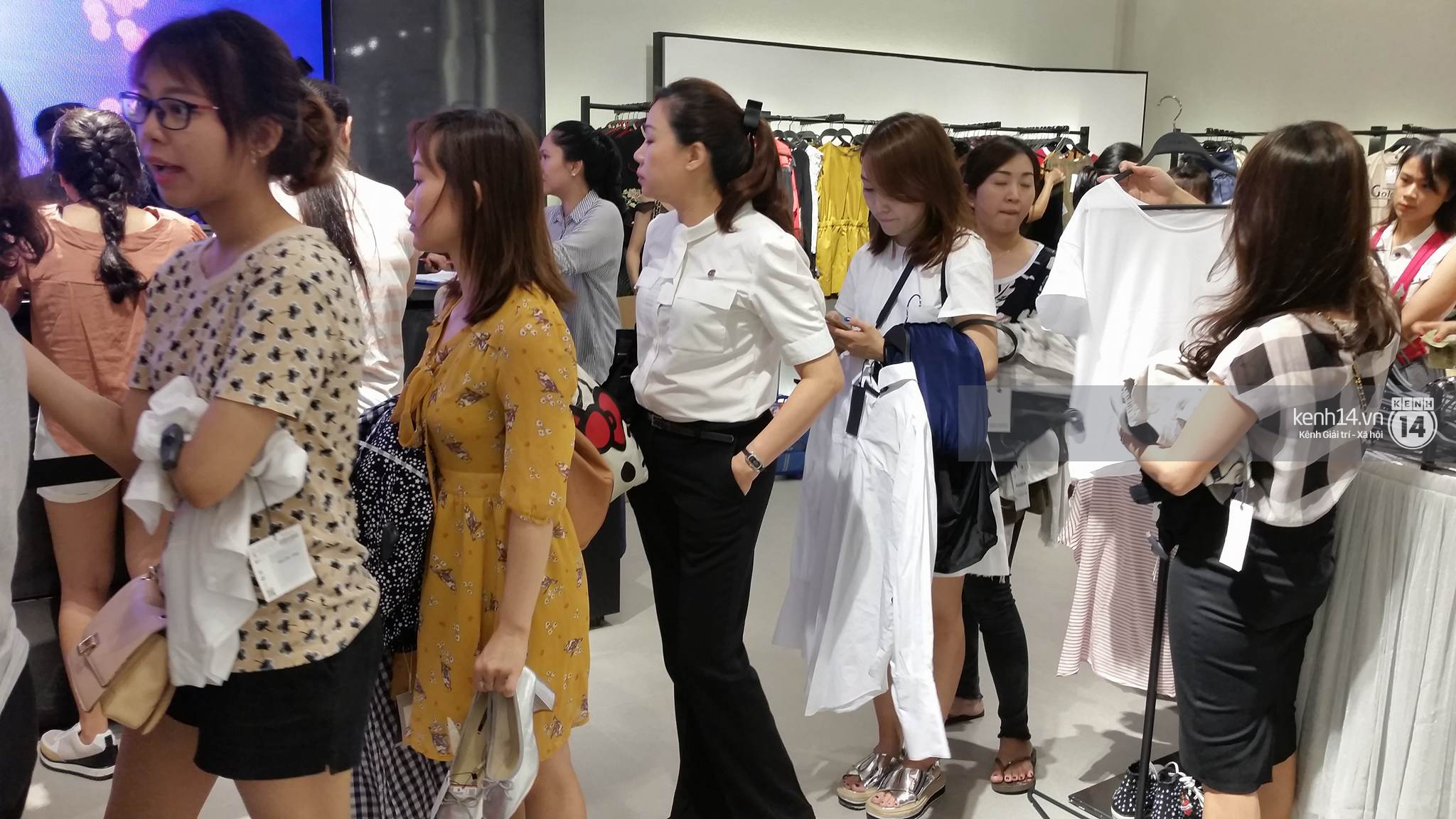 Gần đến giờ đóng cửa, store Zara Việt Nam vẫn đông nghịt, từng hàng dài chờ thanh toán hóa đơn cả chục triệu - Ảnh 2. Gần đến giờ đóng cửa, store Zara Việt Nam vẫn đông nghịt, từng hàng dài chờ thanh toán hóa đơn cả chục triệu - Ảnh 2.