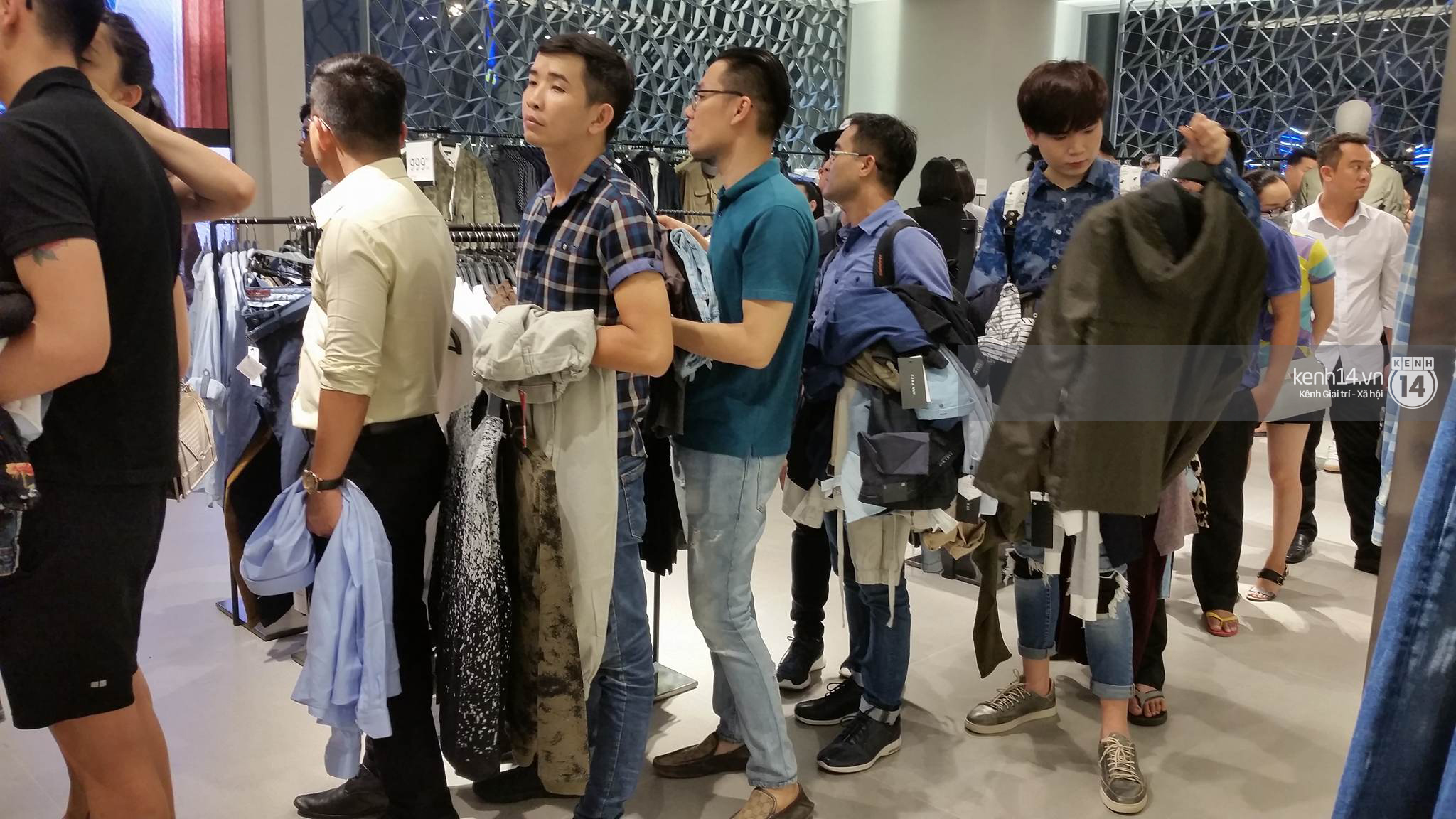 Gần đến giờ đóng cửa, store Zara Việt Nam vẫn đông nghịt, từng hàng dài chờ thanh toán hóa đơn cả chục triệu - Ảnh 9. Gần đến giờ đóng cửa, store Zara Việt Nam vẫn đông nghịt, từng hàng dài chờ thanh toán hóa đơn cả chục triệu - Ảnh 9.