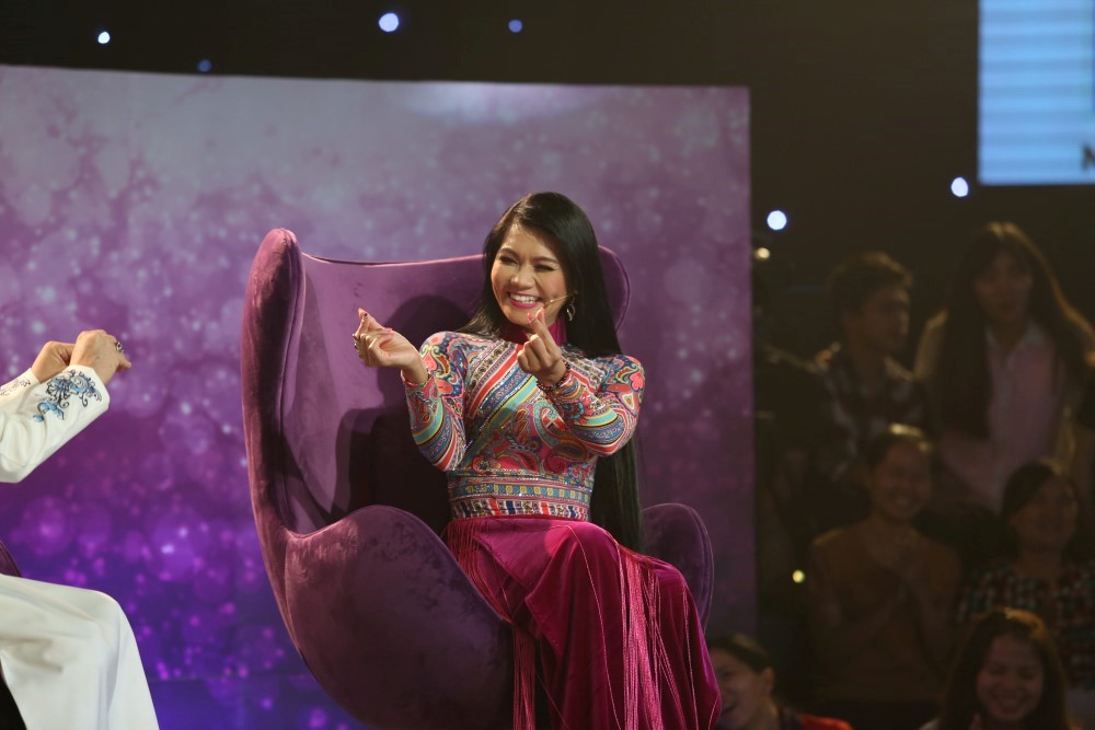 Ngọc Huyền bật khóc trước 2 học trò mưu sinh bằng nghề bán bún riêu, kẹo kéo - Ảnh 2. Ngọc Huyền bật khóc trước 2 học trò mưu sinh bằng nghề bán bún riêu, kẹo kéo - Ảnh 2.