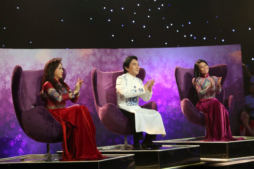 Ngọc Huyền bật khóc trước 2 học trò mưu sinh bằng nghề bán bún riêu, kẹo kéo - Ảnh 1. Ngọc Huyền bật khóc trước 2 học trò mưu sinh bằng nghề bán bún riêu, kẹo kéo - Ảnh 1.