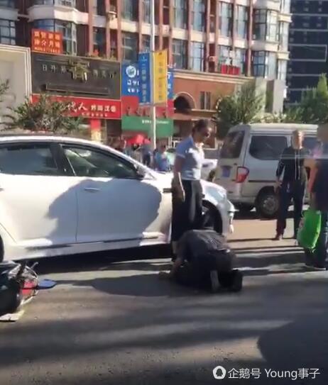 Không may xảy ra va chạm xe cộ, cô gái trẻ đánh chửi người đàn ông ngoài 50 ngay giữa đường phố - Ảnh 1. Không may xảy ra va chạm xe cộ, cô gái trẻ đánh chửi người đàn ông ngoài 50 ngay giữa đường phố - Ảnh 1.