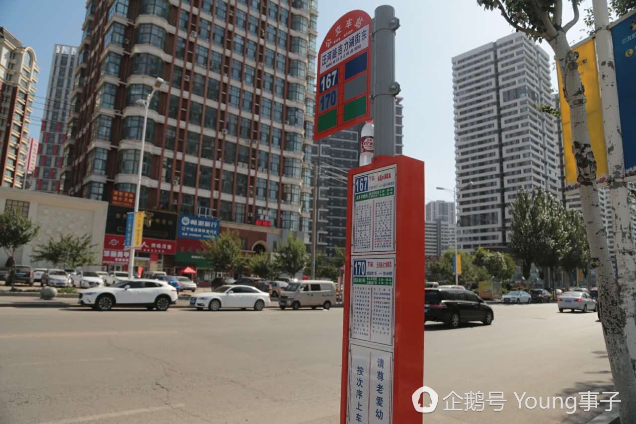 Không may xảy ra va chạm xe cộ, cô gái trẻ đánh chửi người đàn ông ngoài 50 ngay giữa đường phố - Ảnh 3. Không may xảy ra va chạm xe cộ, cô gái trẻ đánh chửi người đàn ông ngoài 50 ngay giữa đường phố - Ảnh 3.