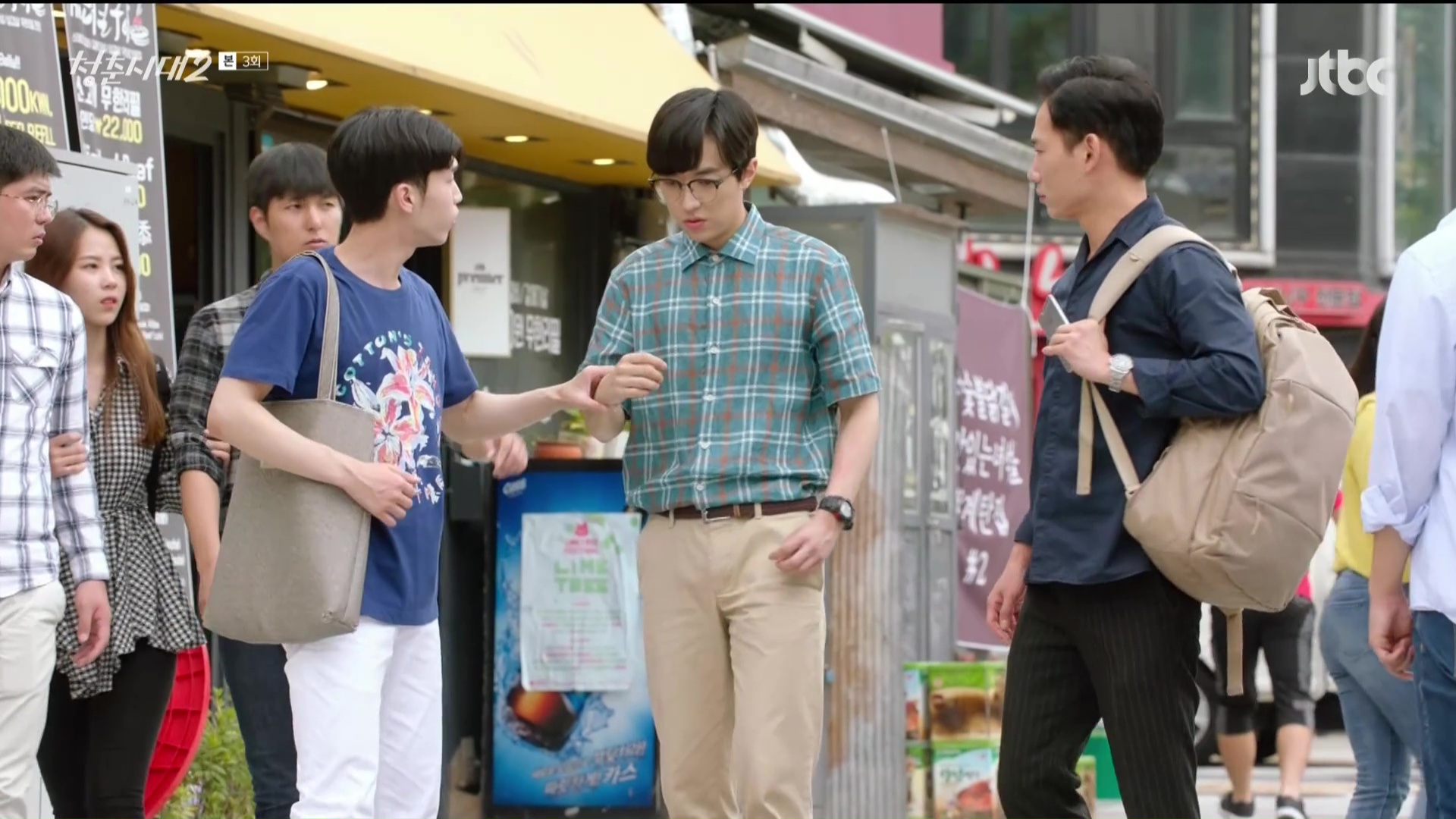 Hé lộ lí do trai đẹp bí ẩn của Age of Youth 2 đi ở trọ - Ảnh 8. Hé lộ lí do trai đẹp bí ẩn của Age of Youth 2 đi ở trọ - Ảnh 8.