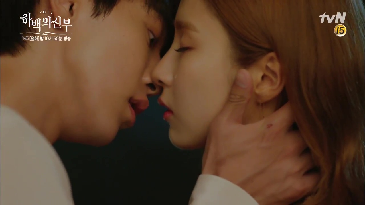 Sống bẩn, làm việc kém, nấu dở, Shin Se Kyung vẫn được 2 soái ca giành giật! - Ảnh 14. Sống bẩn, làm việc kém, nấu dở, Shin Se Kyung vẫn được 2 soái ca giành giật! - Ảnh 14.