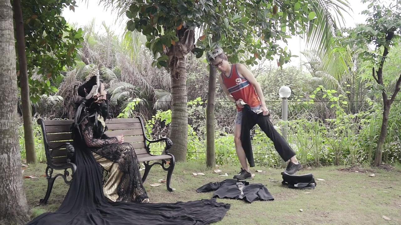 Huỳnh Lập hóa Lâm Khanh Chi trong phiên bản parody của MV Tình Cờ Gặp Nhau - Ảnh 4. Huỳnh Lập hóa Lâm Khanh Chi trong phiên bản parody của MV Tình Cờ Gặp Nhau - Ảnh 4.