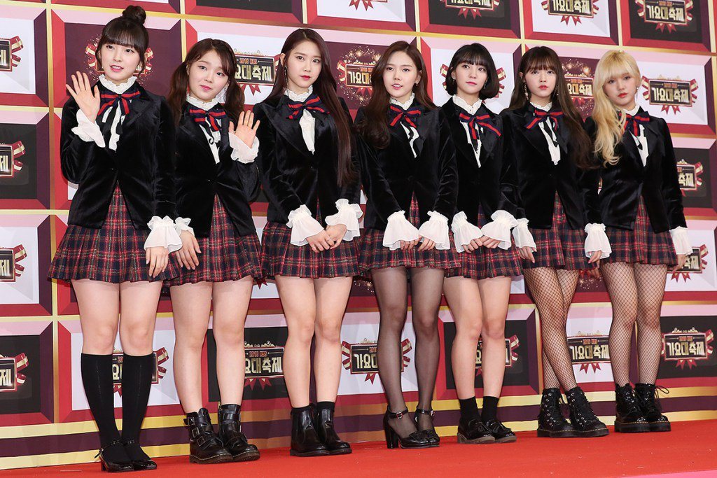 Oh My Girl bị tố đạo cả trang phục lẫn phụ kiện hàng hiệu của Jennie Kim - Ảnh 1. Oh My Girl bị tố đạo cả trang phục lẫn phụ kiện hàng hiệu của Jennie Kim - Ảnh 1.