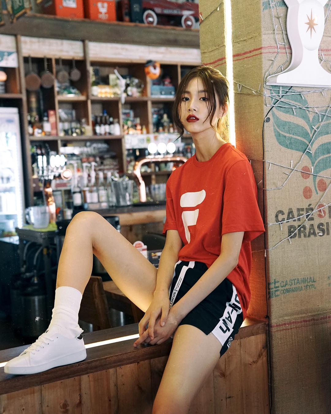 Giới trẻ châu Á người người nhà nhà đang diện T-shirt và sneaker Fila chất phát ngất ra sao? - Ảnh 1. Giới trẻ châu Á người người nhà nhà đang diện T-shirt và sneaker Fila chất phát ngất ra sao? - Ảnh 1.
