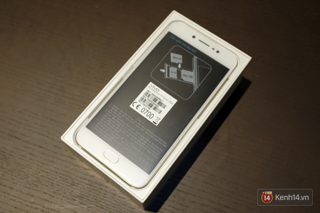 Mở hộp Vivo V5s: điện thoại trang bị camera selfie lên đến 20 MP, giá gần 7 triệu đồng - Ảnh 2. Mở hộp Vivo V5s: điện thoại trang bị camera selfie lên đến 20 MP, giá gần 7 triệu đồng - Ảnh 2.
