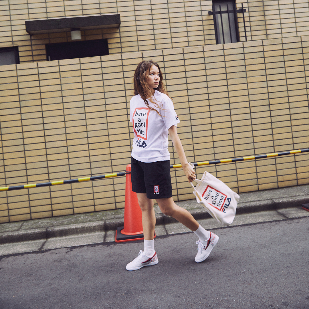 Giới trẻ châu Á người người nhà nhà đang diện T-shirt và sneaker Fila chất phát ngất ra sao? - Ảnh 3. Giới trẻ châu Á người người nhà nhà đang diện T-shirt và sneaker Fila chất phát ngất ra sao? - Ảnh 3.