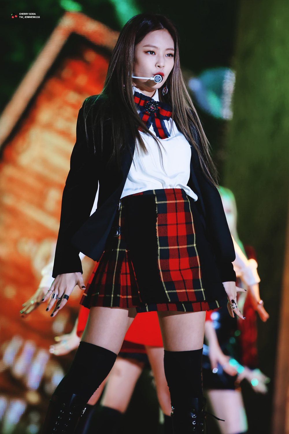 Oh My Girl bị tố đạo cả trang phục lẫn phụ kiện hàng hiệu của Jennie Kim - Ảnh 4. Oh My Girl bị tố đạo cả trang phục lẫn phụ kiện hàng hiệu của Jennie Kim - Ảnh 4.