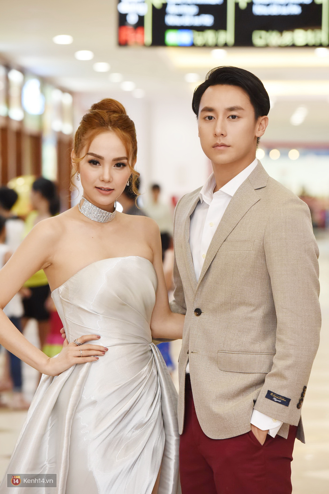 Trương Ngọc Ánh, Minh Hằng sexy mỗi người một vẻ trên thảm đỏ ra mắt Sắc đẹp ngàn cân - Ảnh 2. Trương Ngọc Ánh, Minh Hằng sexy mỗi người một vẻ trên thảm đỏ ra mắt Sắc đẹp ngàn cân - Ảnh 2.