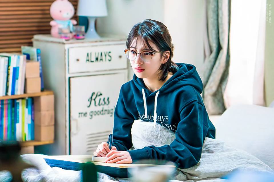 Phim của Lee Jong Suk, Suzy tung poster đẹp ngang ngửa Moonlight, Hậu Duệ - Ảnh 5. Phim của Lee Jong Suk, Suzy tung poster đẹp ngang ngửa Moonlight, Hậu Duệ - Ảnh 5.