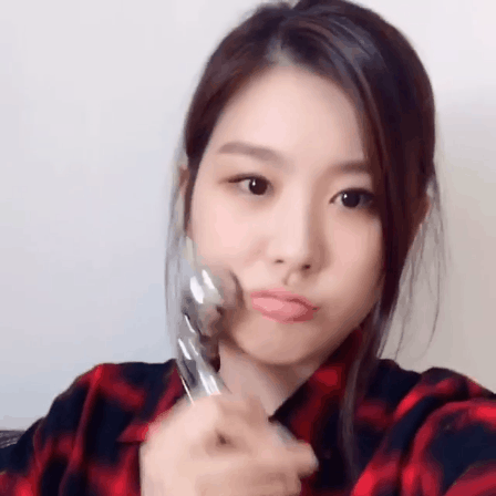ReFa Carat - cây lăn thần thánh vừa làm thon mặt vừa khiến da căng bóng đang được tín đồ làm đẹp châu Á đua - Ảnh 7. ReFa Carat - cây lăn thần thánh vừa làm thon mặt vừa khiến da căng bóng đang được tín đồ làm đẹp châu Á đua - Ảnh 7.