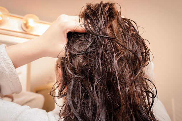 Tránh làm những việc này khi tóc còn đang ướt nếu không muốn gây hại cho mái tóc - Ảnh 4.