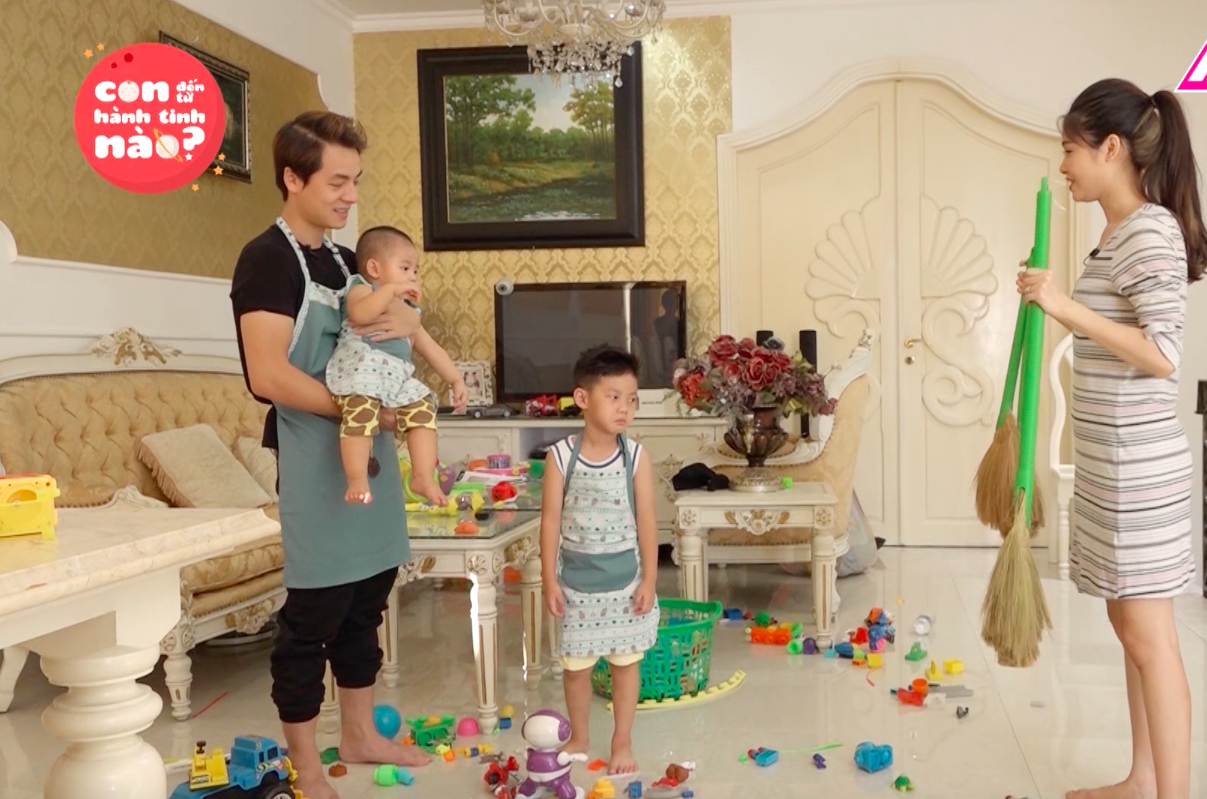 Con trai nhỏ xíu của Đăng Khôi cặm cụi quét nhà quên cả trời đất - Ảnh 1. Con trai nhỏ xíu của Đăng Khôi cặm cụi quét nhà quên cả trời đất - Ảnh 1.