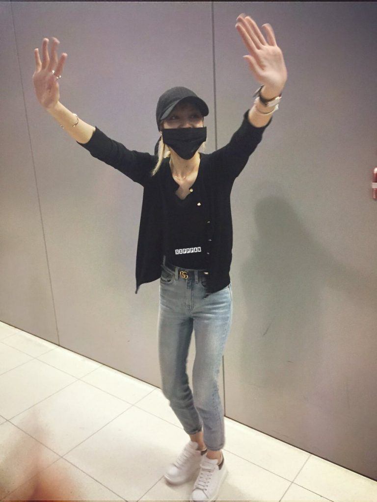 Trông phình phường hết sức nhưng set đồ của Lisa (Black Pink) lại có tổng giá trị tới hơn 130 triệu VNĐ - Ảnh 1. Trông phình phường hết sức nhưng set đồ của Lisa (Black Pink) lại có tổng giá trị tới hơn 130 triệu VNĐ - Ảnh 1.