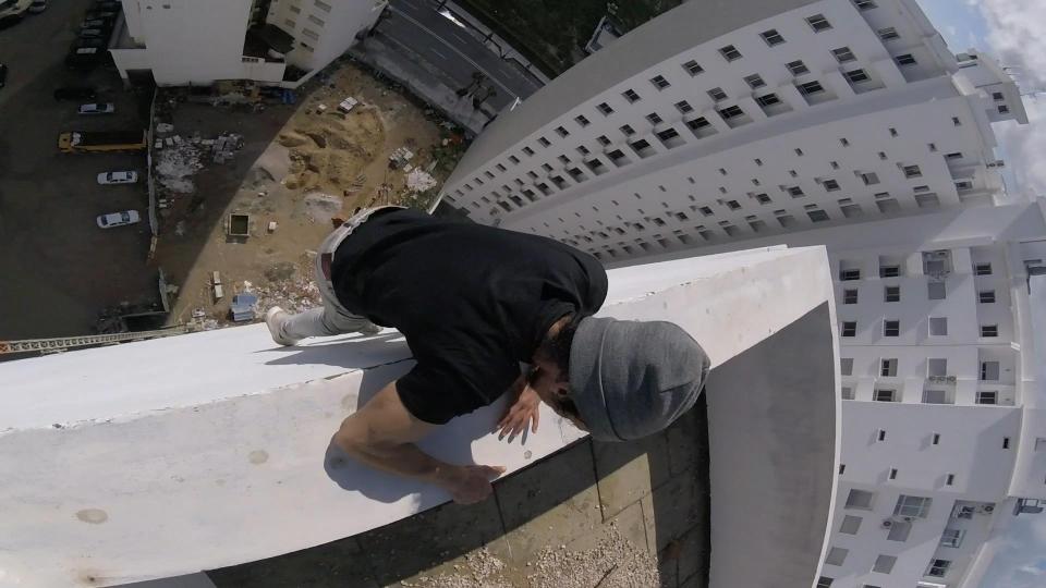 Video: Thanh niên đùa giỡn với tử thần khiến người xem thót tim - Ảnh 2. Video: Thanh niên đùa giỡn với tử thần khiến người xem thót tim - Ảnh 2.