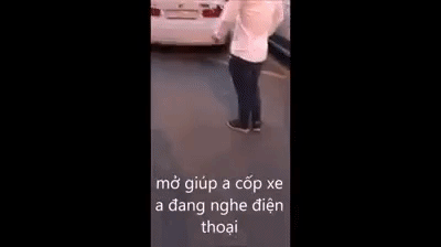 Mở giúp anh cốp xe, anh đang nghe điện thoại cùng lời cầu hôn ngọt ngào khiến ai cũng bất ngờ! - Ảnh 2. Mở giúp anh cốp xe, anh đang nghe điện thoại cùng lời cầu hôn ngọt ngào khiến ai cũng bất ngờ! - Ảnh 2.