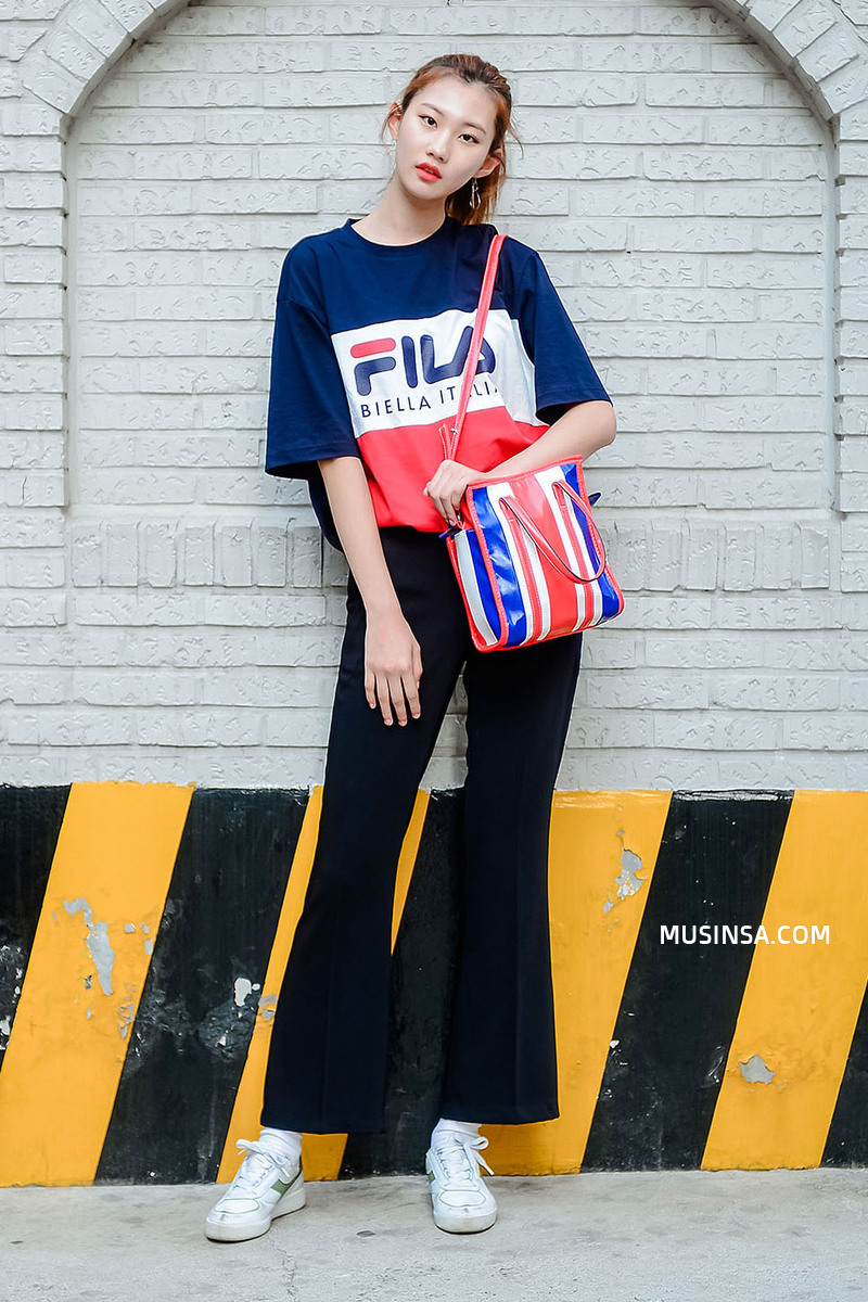 Giới trẻ châu Á người người nhà nhà đang diện T-shirt và sneaker Fila chất phát ngất ra sao? - Ảnh 25. Giới trẻ châu Á người người nhà nhà đang diện T-shirt và sneaker Fila chất phát ngất ra sao? - Ảnh 25.