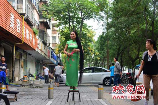 25 năm không cắt tóc, người phụ nữ nuôi mái tóc kỷ lục dài 2m - Ảnh 1. 25 năm không cắt tóc, người phụ nữ nuôi mái tóc kỷ lục dài 2m - Ảnh 1.