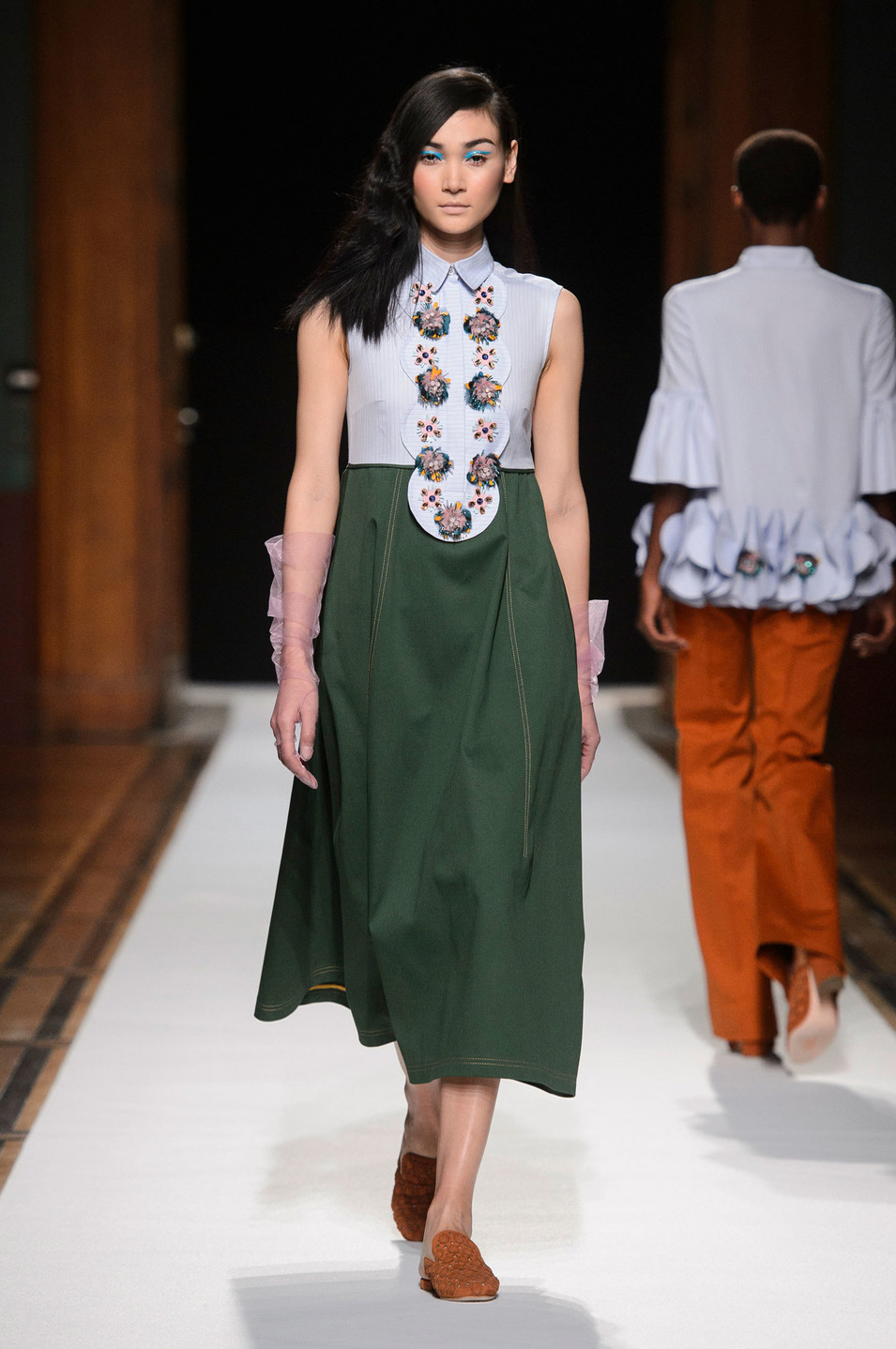 Clip độc quyền: Thùy Trang kết show Ralbot Runhof tại Paris Fashion Week, nhận cát xê khủng ngay sau buổi diễn - Ảnh 3. Clip độc quyền: Thùy Trang kết show Ralbot Runhof tại Paris Fashion Week, nhận cát xê khủng ngay sau buổi diễn - Ảnh 3.