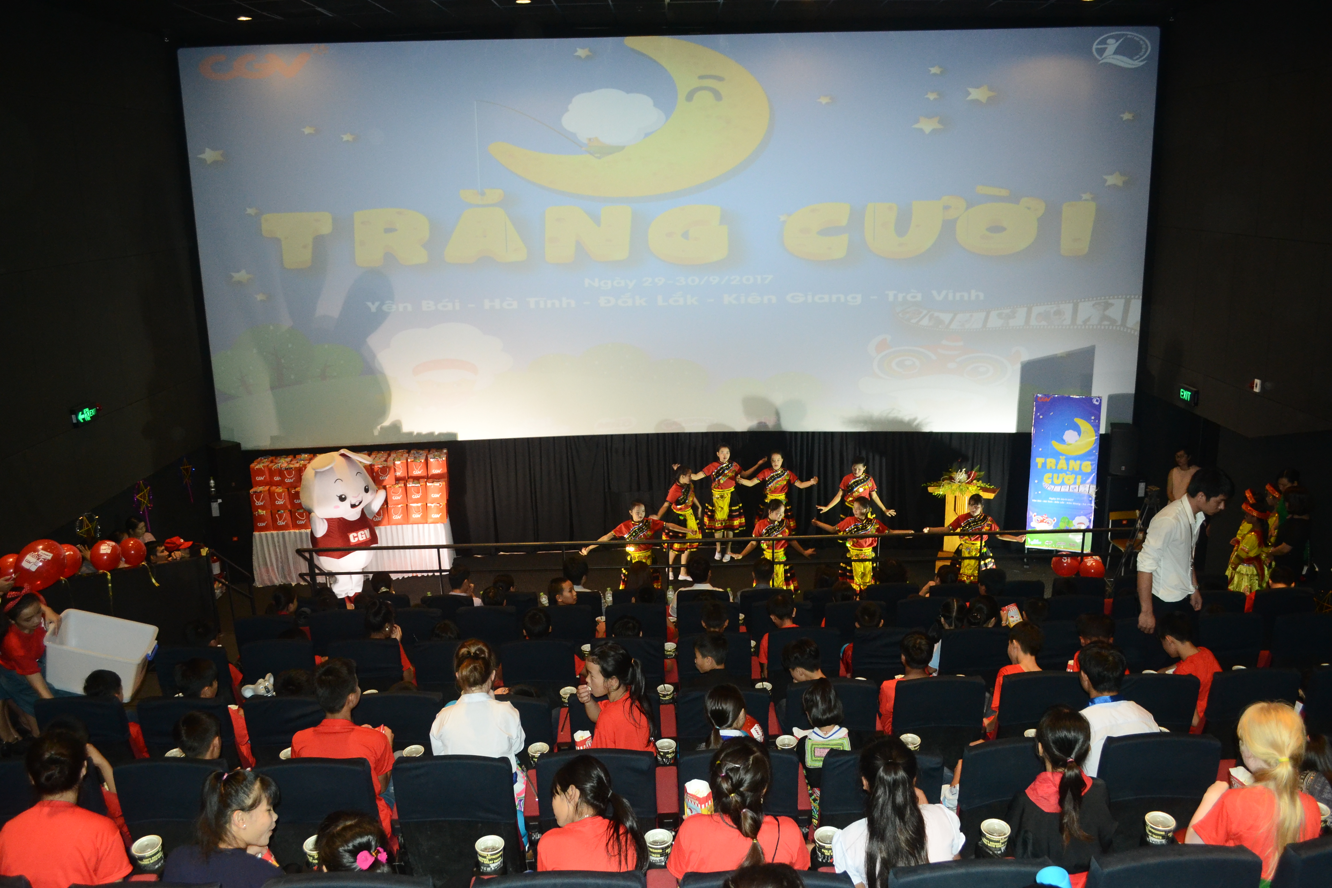 CGV tổ chức chương trình “Trăng Cười” cho 1.000 trẻ em khuyết tật - Ảnh 1. CGV tổ chức chương trình “Trăng Cười” cho 1.000 trẻ em khuyết tật - Ảnh 1.