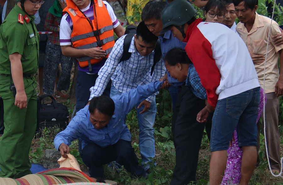 Vụ 3 học sinh lớp 9 chết đuối tại biển Đà Nẵng: Dậy đi con ơi, dậy nhìn mẹ đi con... - Ảnh 3. Vụ 3 học sinh lớp 9 chết đuối tại biển Đà Nẵng: Dậy đi con ơi, dậy nhìn mẹ đi con... - Ảnh 3.