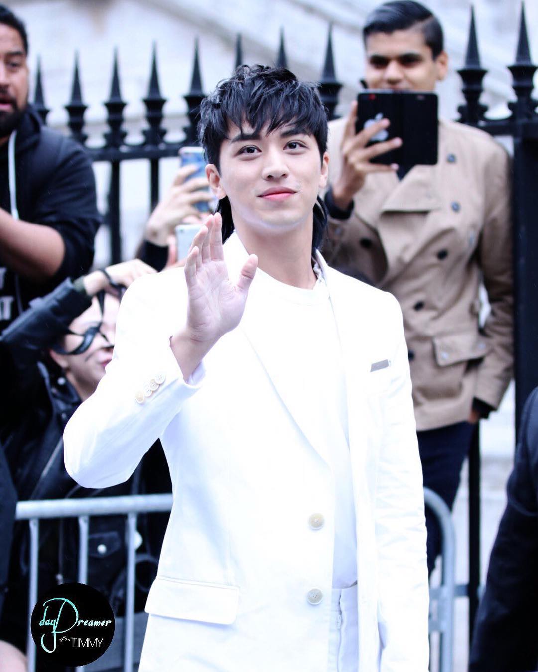 Hội ngộ Lee Dong Wook tại show Givenchy, Phạm Băng Băng khiến fan trầm trồ vì style quá lạ và đẳng cấp - Ảnh 9. Hội ngộ Lee Dong Wook tại show Givenchy, Phạm Băng Băng khiến fan trầm trồ vì style quá lạ và đẳng cấp - Ảnh 9.