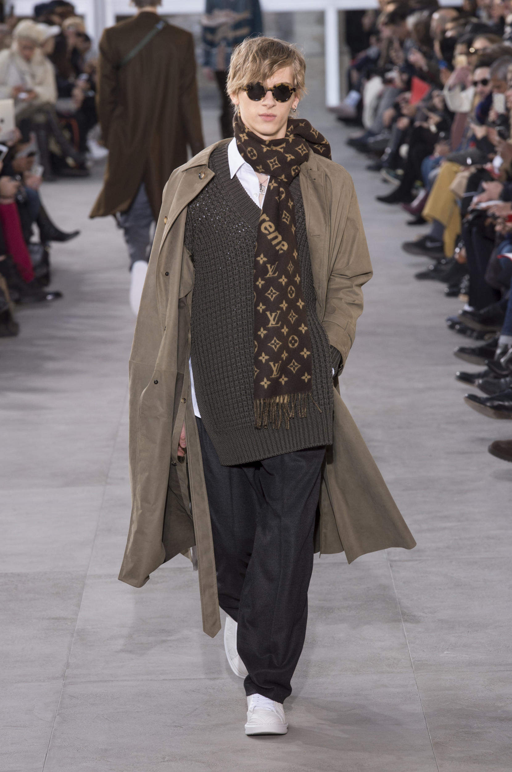 Louis Vuitton x Supreme - BST hàng hiệu xa xỉ mang đẳng cấp dân chơi đang khiến giới thời trang dậy sóng - Ảnh 11. Louis Vuitton x Supreme - BST hàng hiệu xa xỉ mang đẳng cấp dân chơi đang khiến giới thời trang dậy sóng - Ảnh 11.