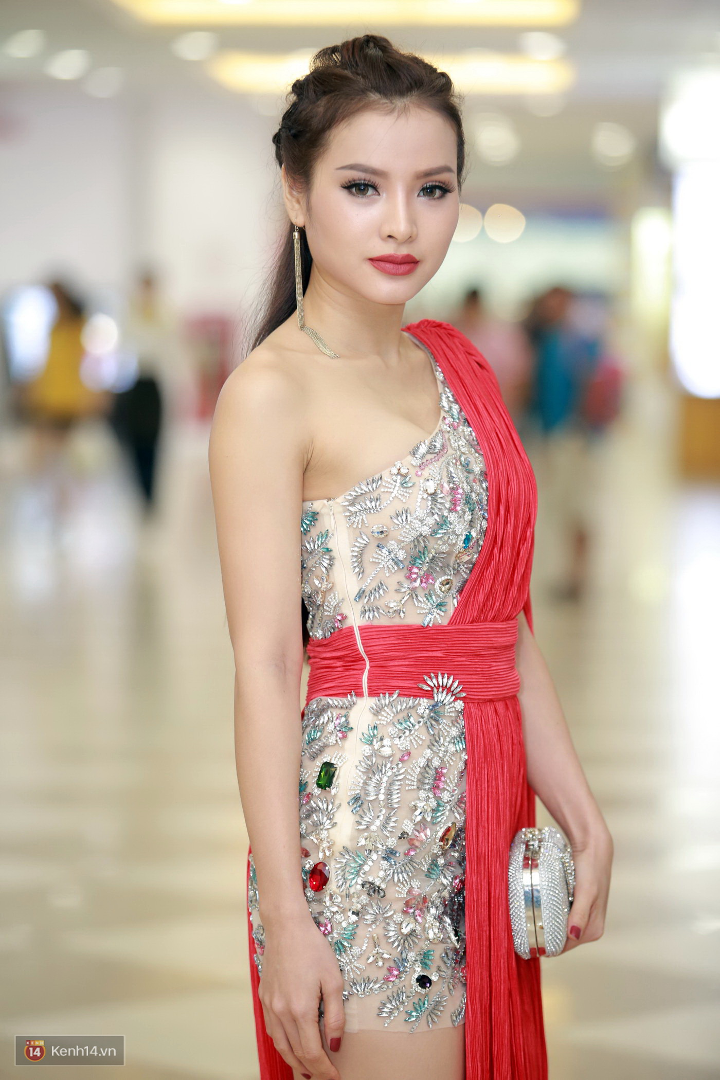 Trương Ngọc Ánh, Minh Hằng sexy mỗi người một vẻ trên thảm đỏ ra mắt Sắc đẹp ngàn cân - Ảnh 4. Trương Ngọc Ánh, Minh Hằng sexy mỗi người một vẻ trên thảm đỏ ra mắt Sắc đẹp ngàn cân - Ảnh 4.