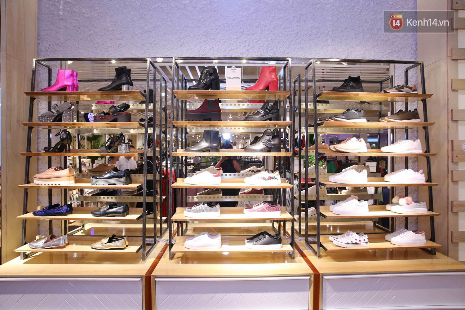 Loạt hình ảnh đầu tiên trong store Pull&Bear Việt Nam: hàng hóa đa dạng, nhiều item giá mềm chỉ 299.000 - 399.000 đồng - Ảnh 18. Loạt hình ảnh đầu tiên trong store Pull&Bear Việt Nam: hàng hóa đa dạng, nhiều item giá mềm chỉ 299.000 - 399.000 đồng - Ảnh 18.