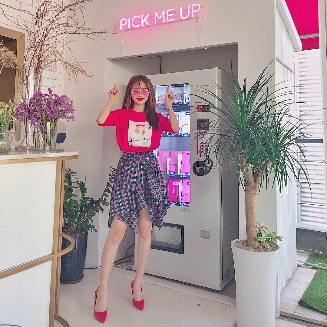 Ngỡ là sơmi mà thực ra là chân váy, thêm một hot item đi đâu cũng gặp thời gian này - Ảnh 12. Ngỡ là sơmi mà thực ra là chân váy, thêm một hot item đi đâu cũng gặp thời gian này - Ảnh 12.