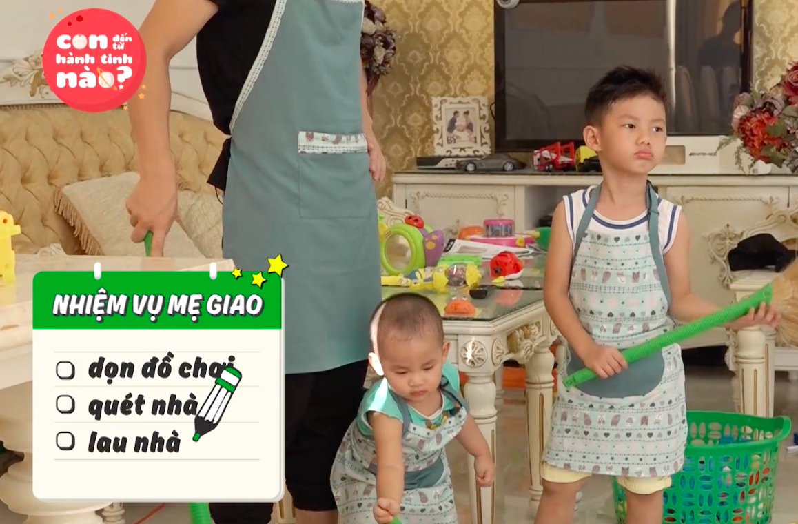 Con trai nhỏ xíu của Đăng Khôi cặm cụi quét nhà quên cả trời đất - Ảnh 2. Con trai nhỏ xíu của Đăng Khôi cặm cụi quét nhà quên cả trời đất - Ảnh 2.