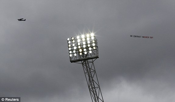 Fan Arsenal tạo nên cảnh tượng lần đầu tiên xuất hiện ở Premier League - Ảnh 2.