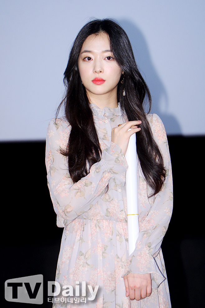 Sau sự cố cảnh nóng, Sulli lại khiến dân tình mê man vì quá đẹp bên Kim Soo Hyun tại sự kiện Sau sự cố cảnh nóng, Sulli lại khiến dân tình mê man vì quá đẹp bên Kim Soo Hyun tại sự kiện