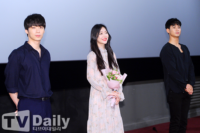 Sau sự cố cảnh nóng, Sulli lại khiến dân tình mê man vì quá đẹp bên Kim Soo Hyun tại sự kiện Sau sự cố cảnh nóng, Sulli lại khiến dân tình mê man vì quá đẹp bên Kim Soo Hyun tại sự kiện